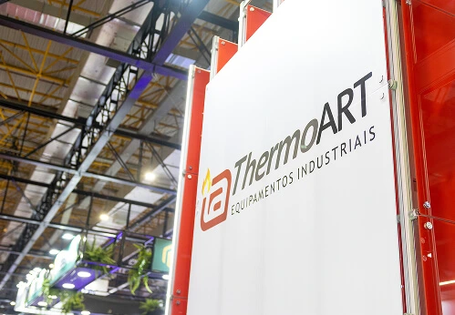 Painel institucional da ThermoART Equipamentos Industriais em destaque durante feira do setor alimentício e industrial FIPAN.